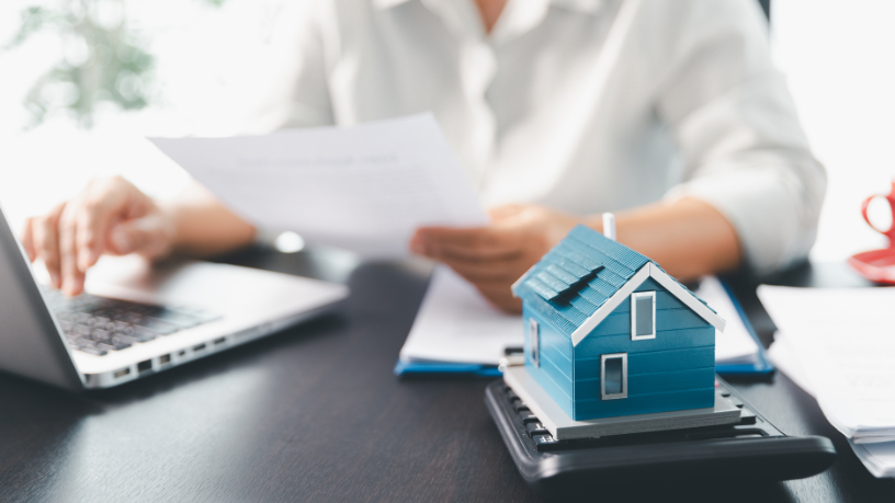 Desempenho construtivo validado em contraste com promessas comerciais no setor imobiliário O desempenho construtivo validado diferencia imóveis sólidos de simples promessas comerciais no setor imobiliário. Alex Nabuco Dos Santos destaca a importância de comprovação técnica.