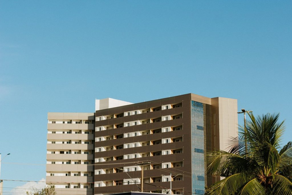 Edifício contemporâneo em Palmas, no Tocantins, com palmeiras sob céu azul